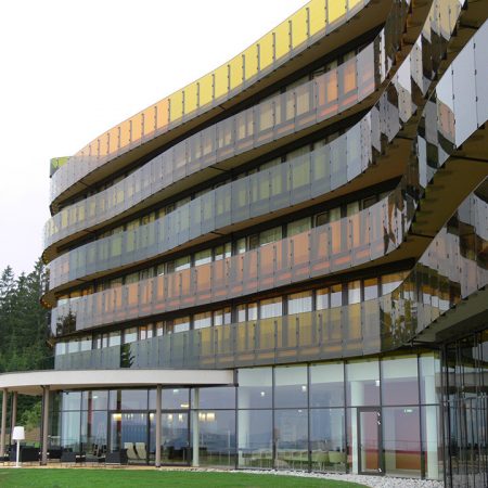 Fassade aus Glas und Stahl am Hotel Aviva in Oberösterreich, ausgeführt von der Firma Linzner