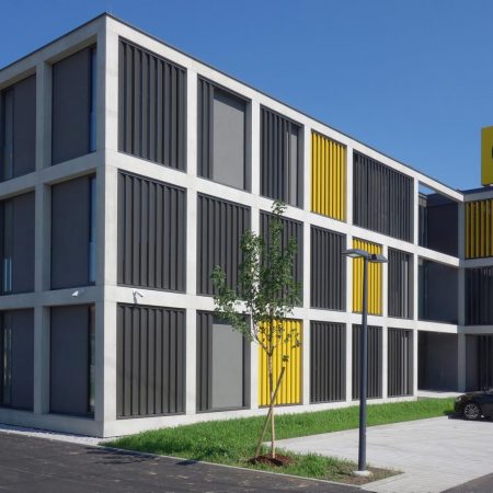Lamellensystem zur Beschattung, drehbar, aus Lochblech, Fassade der Firma Marti GmbH