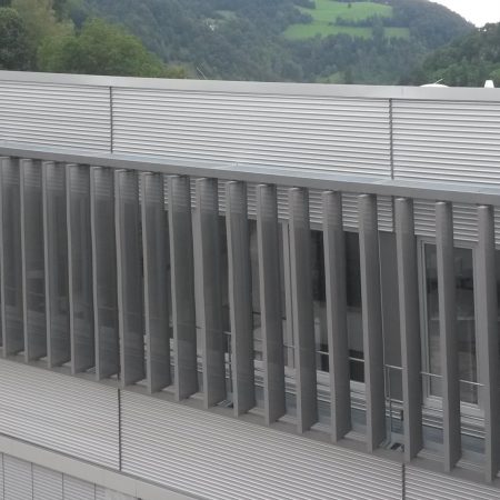 Lamellensystem zur Beschattung, aus drehbaren Streckmetalllamellen, Bauherr: Fried von Neuman GmbH, Architekturbüro: Eco Projekt Wien