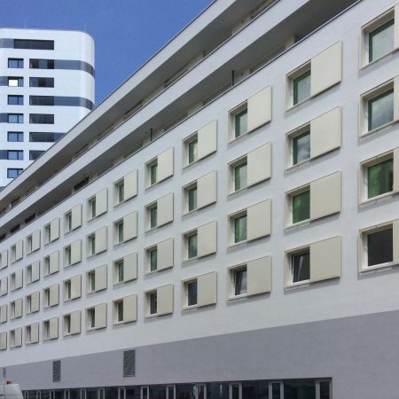 Blech-Schiebeläden (beweglich) zur Beschattung an der Fassade vom Apartmenthaus Sonnwenddorf in Wien, Marke Solarwings, ausgeführt von der Firma Linzner.