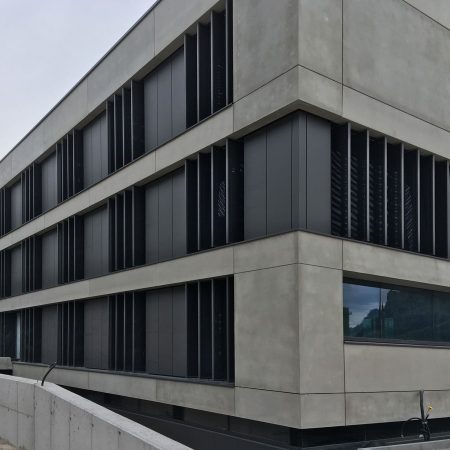 Solarwings Lamellensystem der Firma Linzner an der Fassade der Firma Bernegger in Molln
